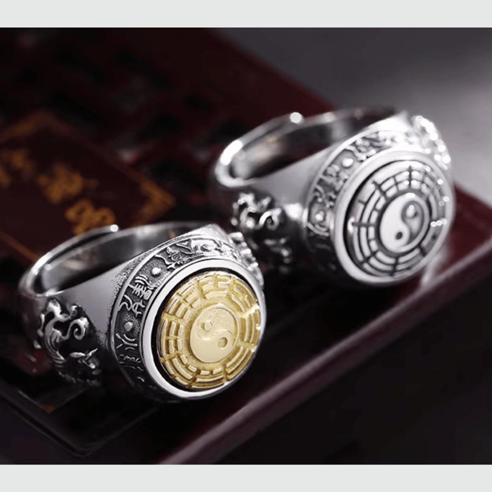 Bague bouddhiste homme yin yang finition argent, vue de trois quarts, métal poli