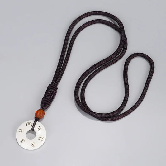 Pendentif tibétain ivoire détail gravure iconographique bouddhiste tibétain