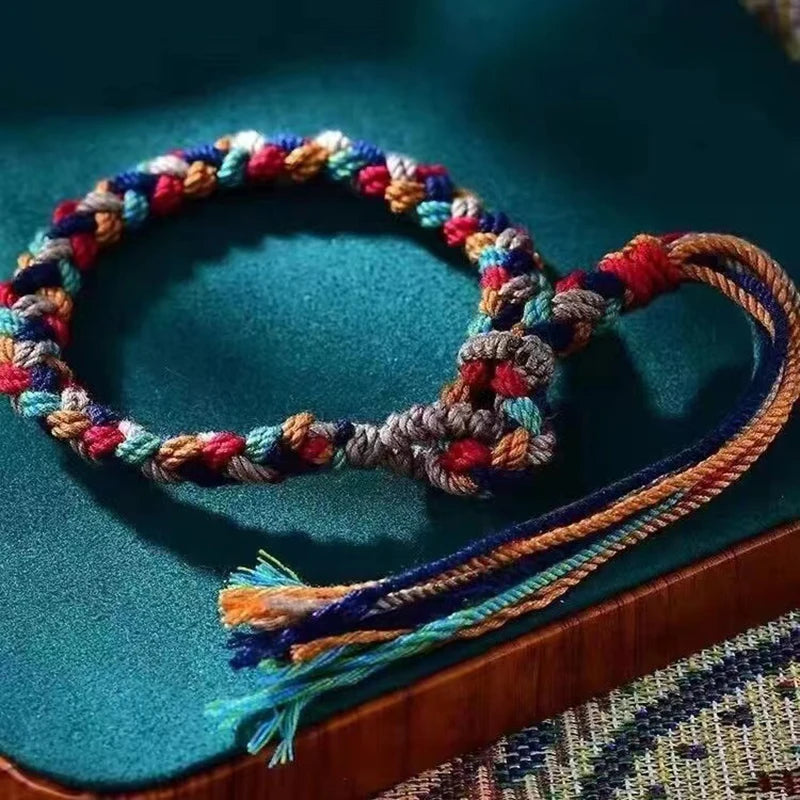Bracelet bouddhiste tressé femme fond neutre emballage cadeau