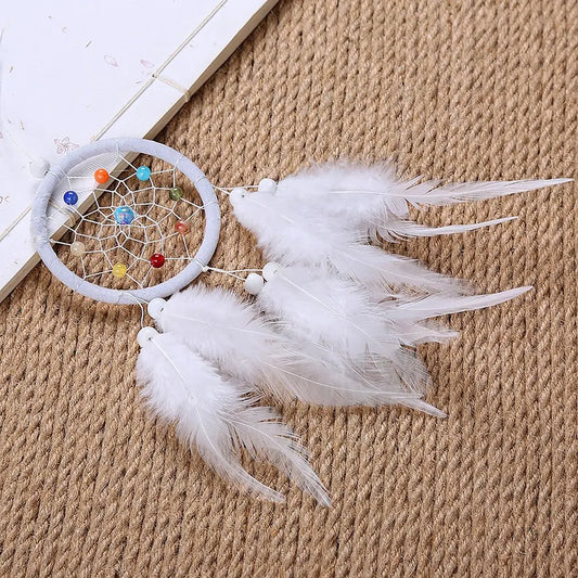 Détail plumes naturelles blanches attrape-rêve cercle tissé 75 mm