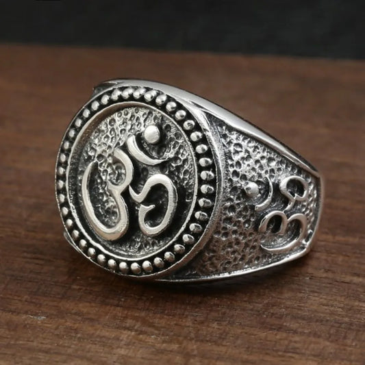 Bague bouddhiste argent Sterling motif Om portée au doigt, vue de profil