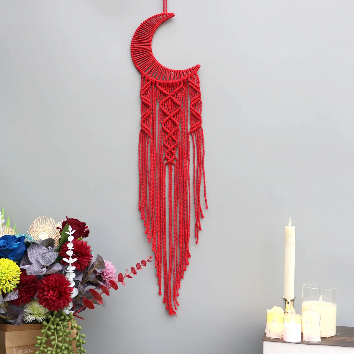 Attrape-rêve rouge en textile tissé main, tradition ojibwé, franges tombantes