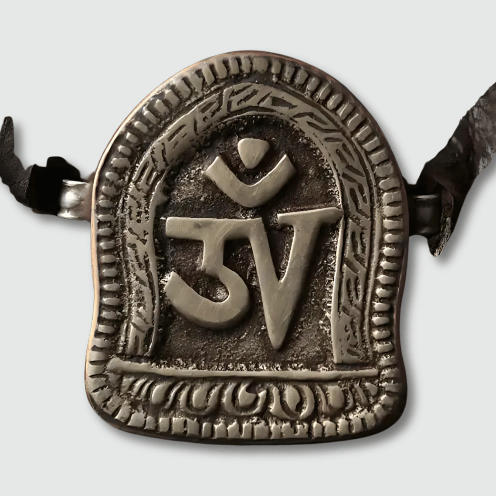 Amulette bouddhiste tibétaine ancienne pendentif OM métal vue face