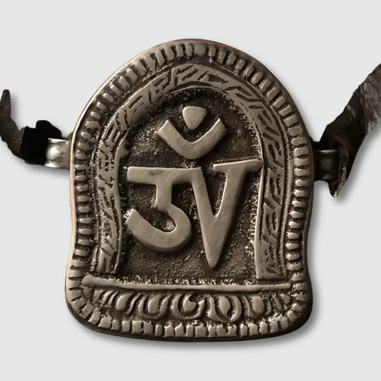 Amulette bouddhiste tibétaine ancienne pendentif OM métal vue face