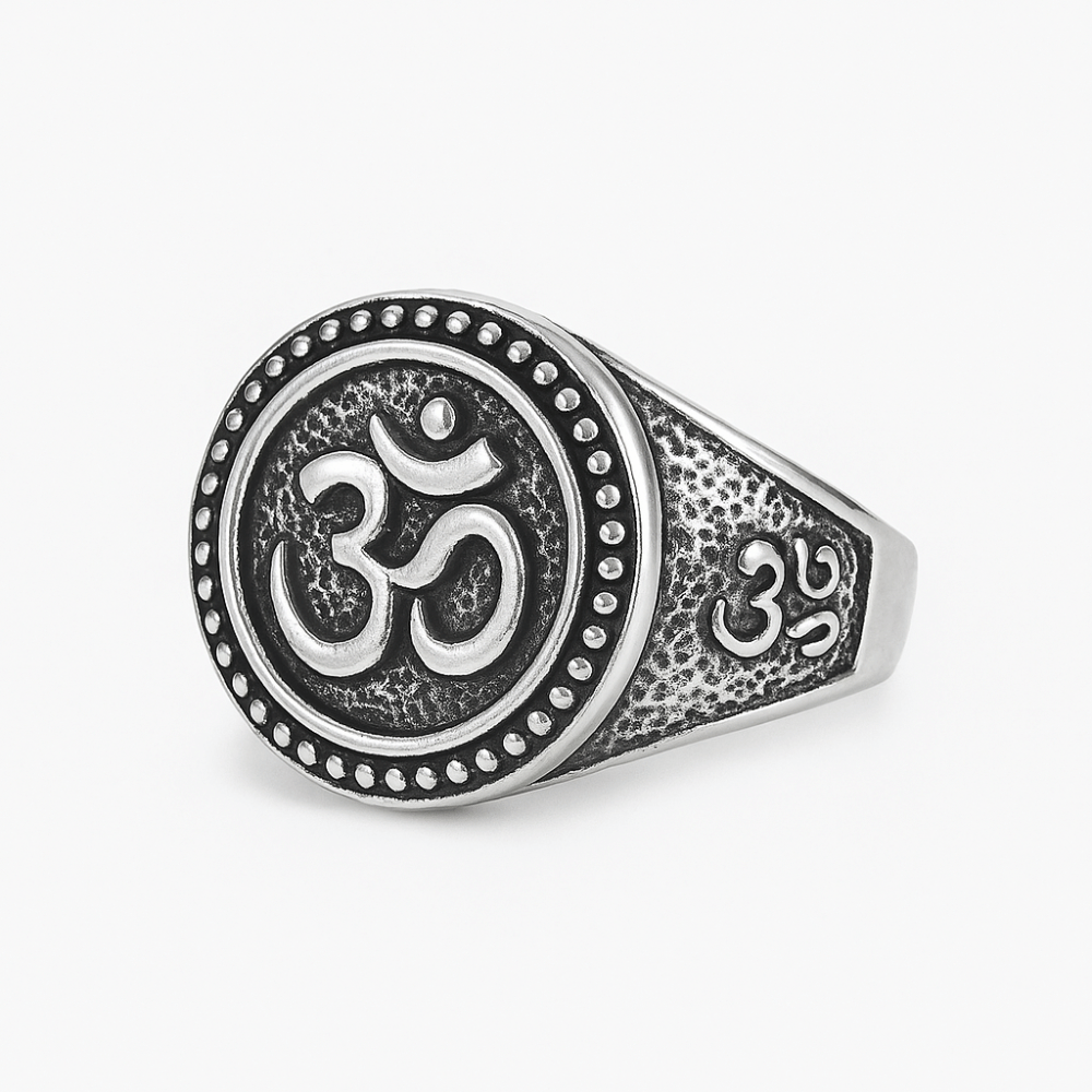Bague en argent 925 homme motif Om, vue de face sur fond neutre