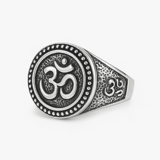 Bague en argent 925 homme motif Om, vue de face sur fond neutre