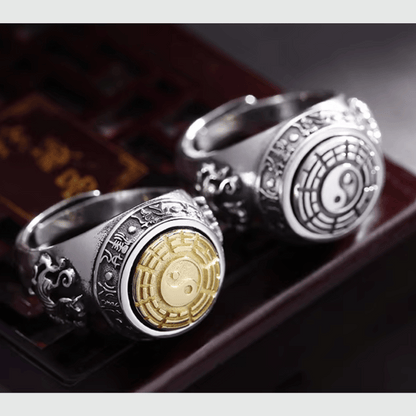 Bague bouddhiste homme yin yang finition argent, vue de trois quarts, métal poli