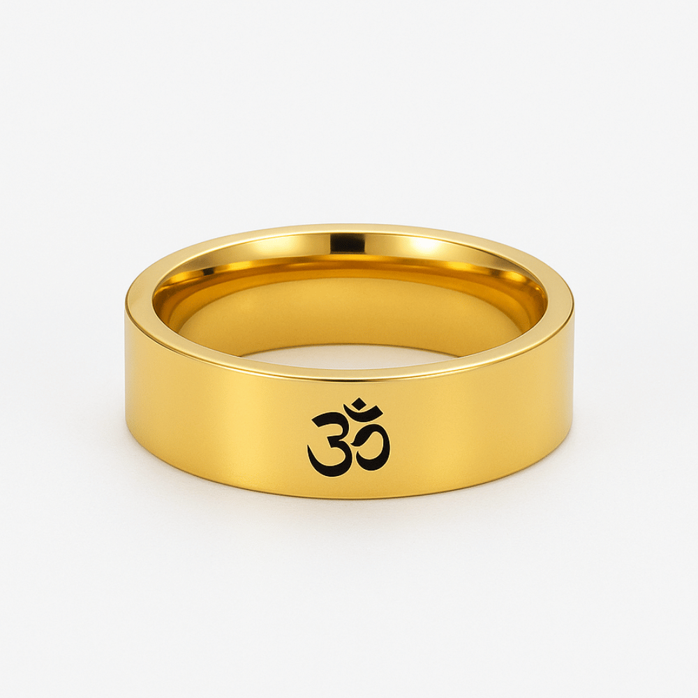 Bague Om bouddhiste en acier inoxydable doré, vue de face, symbole Om gravé
