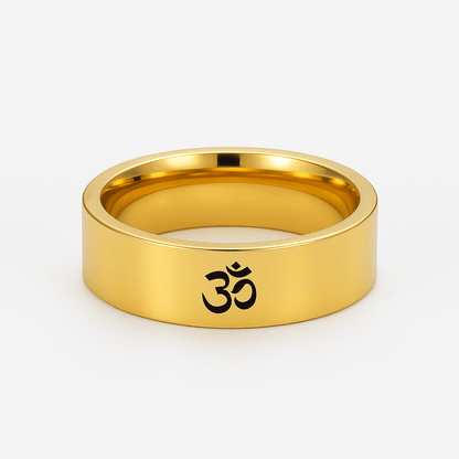 Bague Om bouddhiste en acier inoxydable doré, vue de face, symbole Om gravé