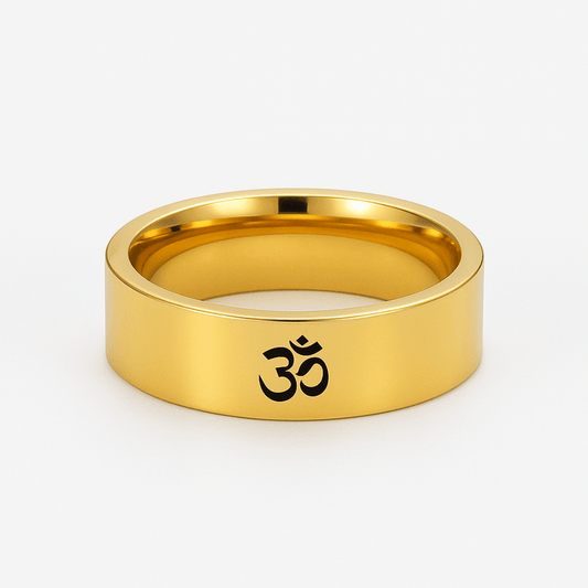 Bague Om bouddhiste en acier inoxydable doré, vue de face, symbole Om gravé