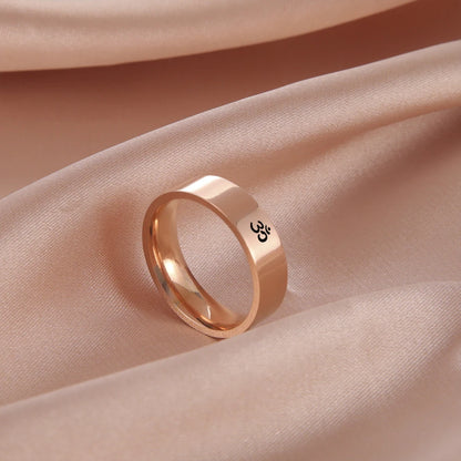 Bague Om bouddhiste dorée, présentation sur fond neutre, cadeau spirituel
