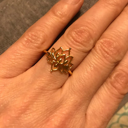 Bague lotus argentée portée au doigt, motif lotus bouddhiste en acier inoxydable