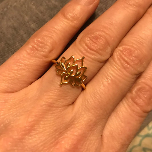 Bague lotus argentée portée au doigt, motif lotus bouddhiste en acier inoxydable