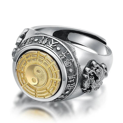 Bague bouddhiste yin yang homme portée à la main, finition argent, détail motif