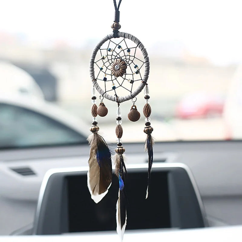 Attrape-rêve plumes 30 cm suspendu au-dessus d'un lit, ambiance chambre naturelle