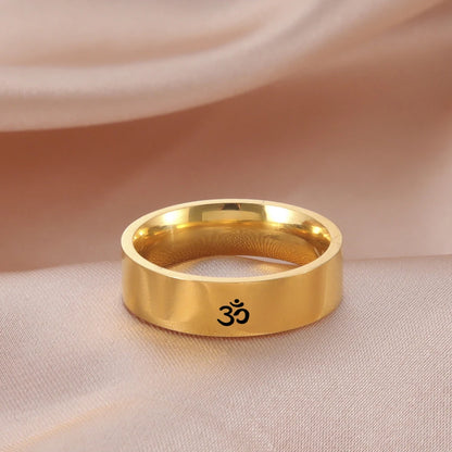 Bague Om bouddhiste acier doré, détail gravure sanscrite Om sur bande 8 mm