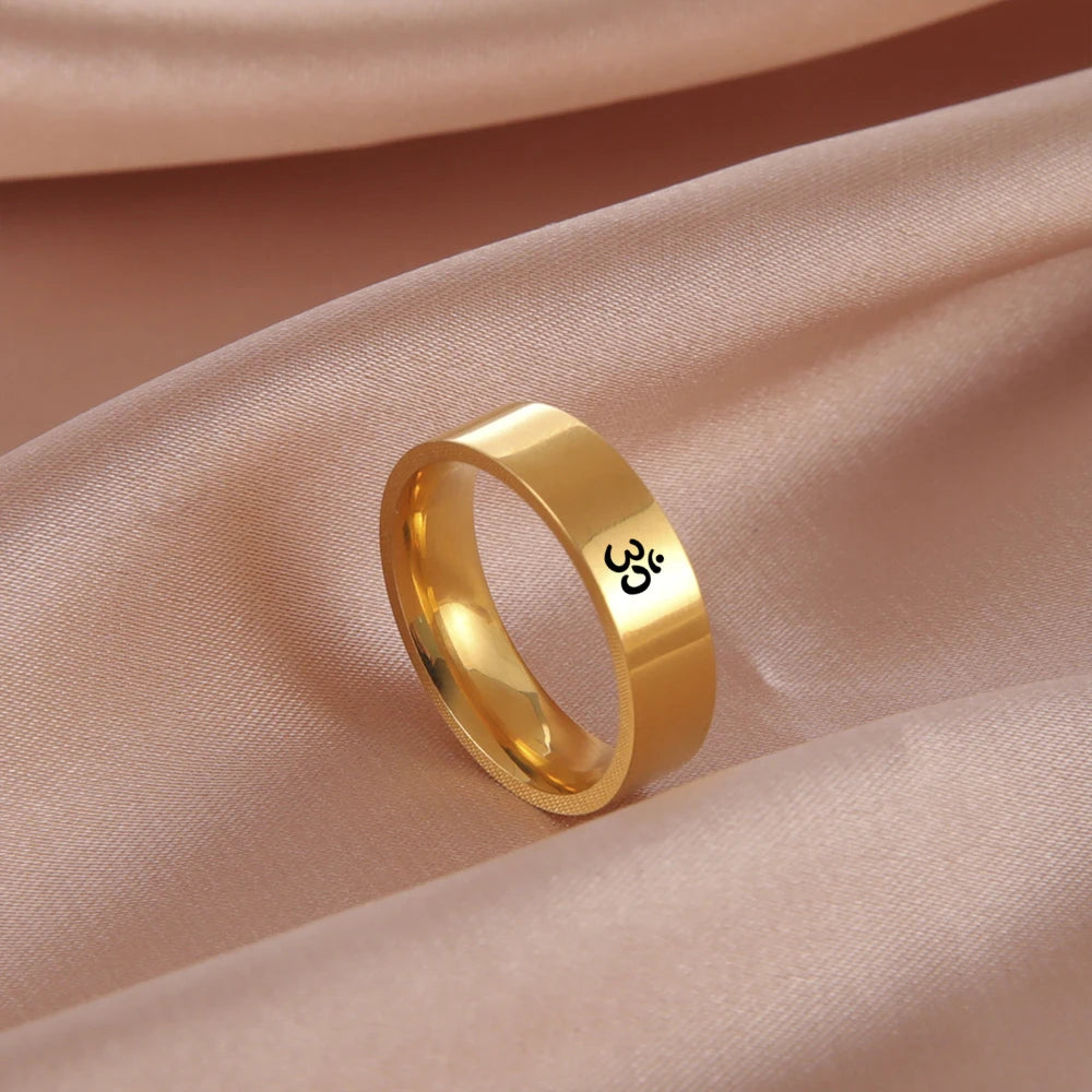 Gravure symbole Om en gros plan sur bague acier doré, rendu texturé