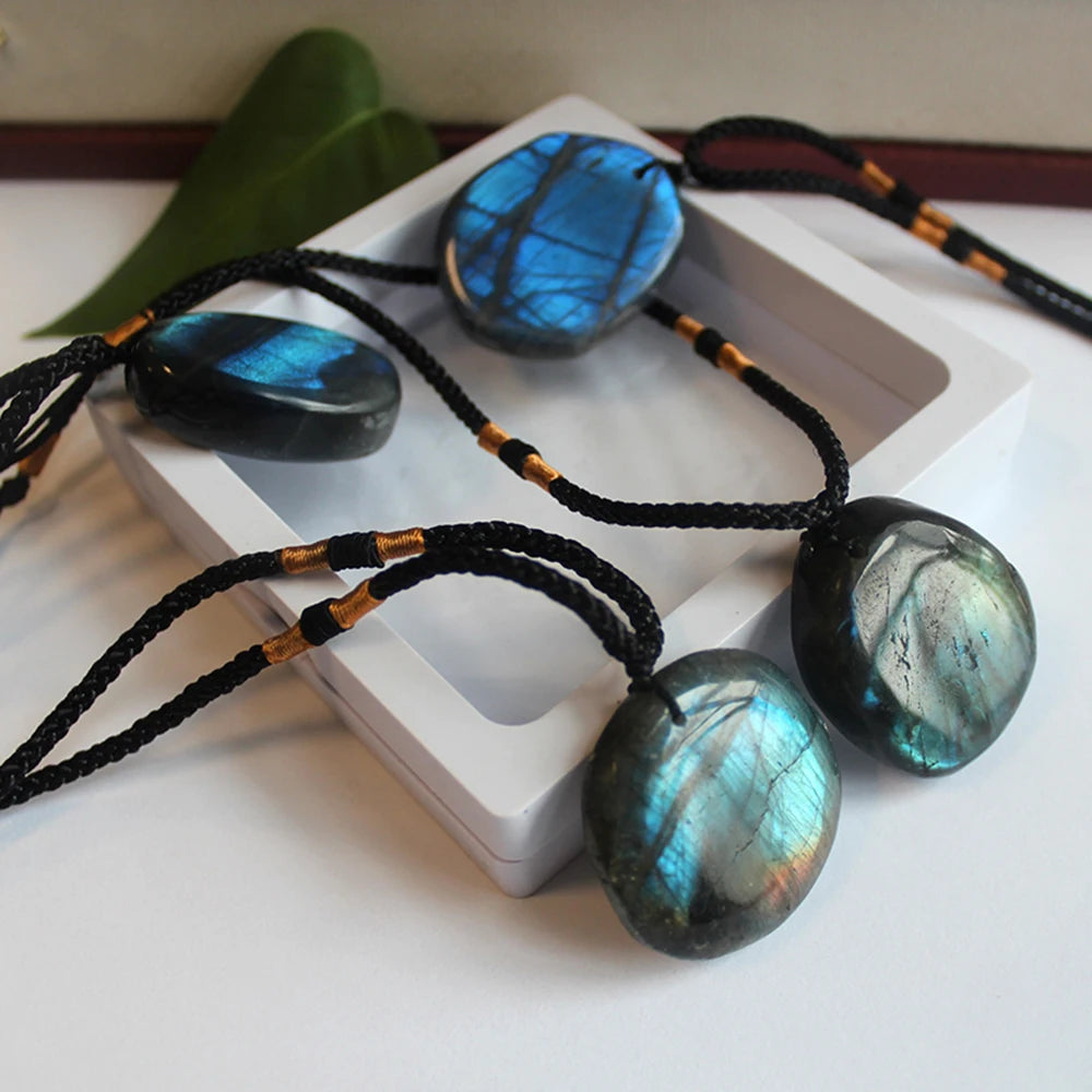 Trois formes de collier labradorite ronde longue coeur côte à côte