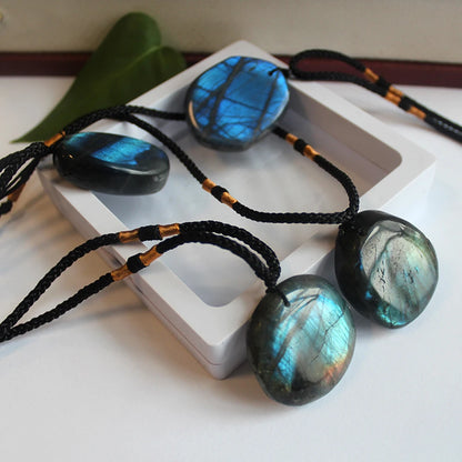 Trois formes de collier labradorite ronde longue coeur côte à côte
