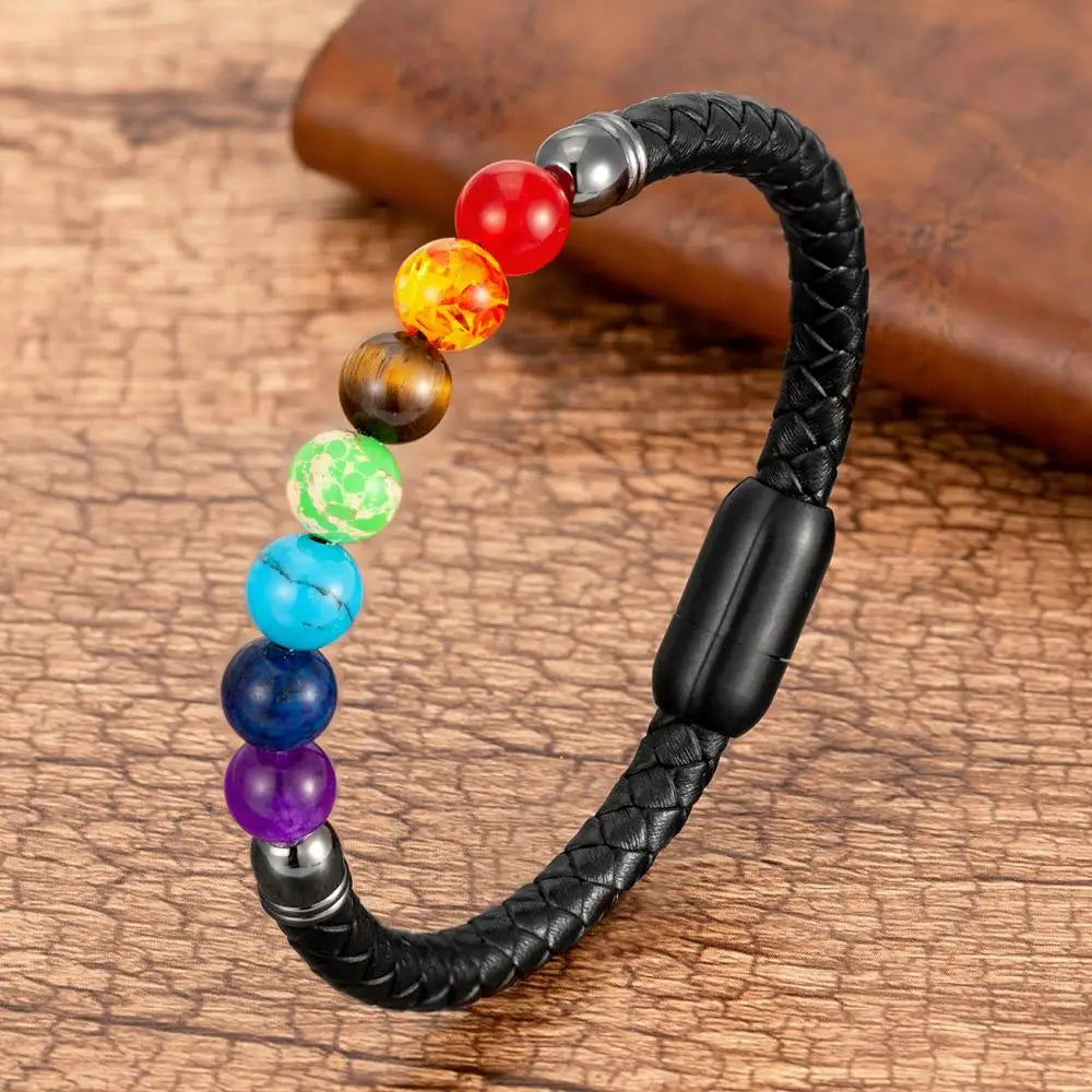 Détail des sept pierres naturelles du bracelet chakra cuir sur poignet