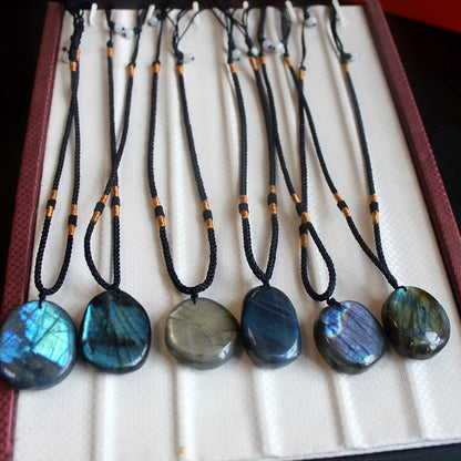 Collier labradorite forme longue porté sur tenue sombre reflets irisés