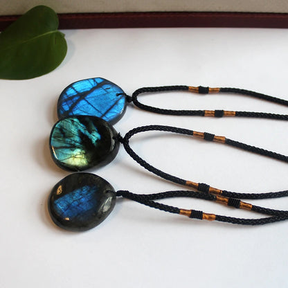 Collier labradorite pierre naturelle polie sur surface en bois naturel