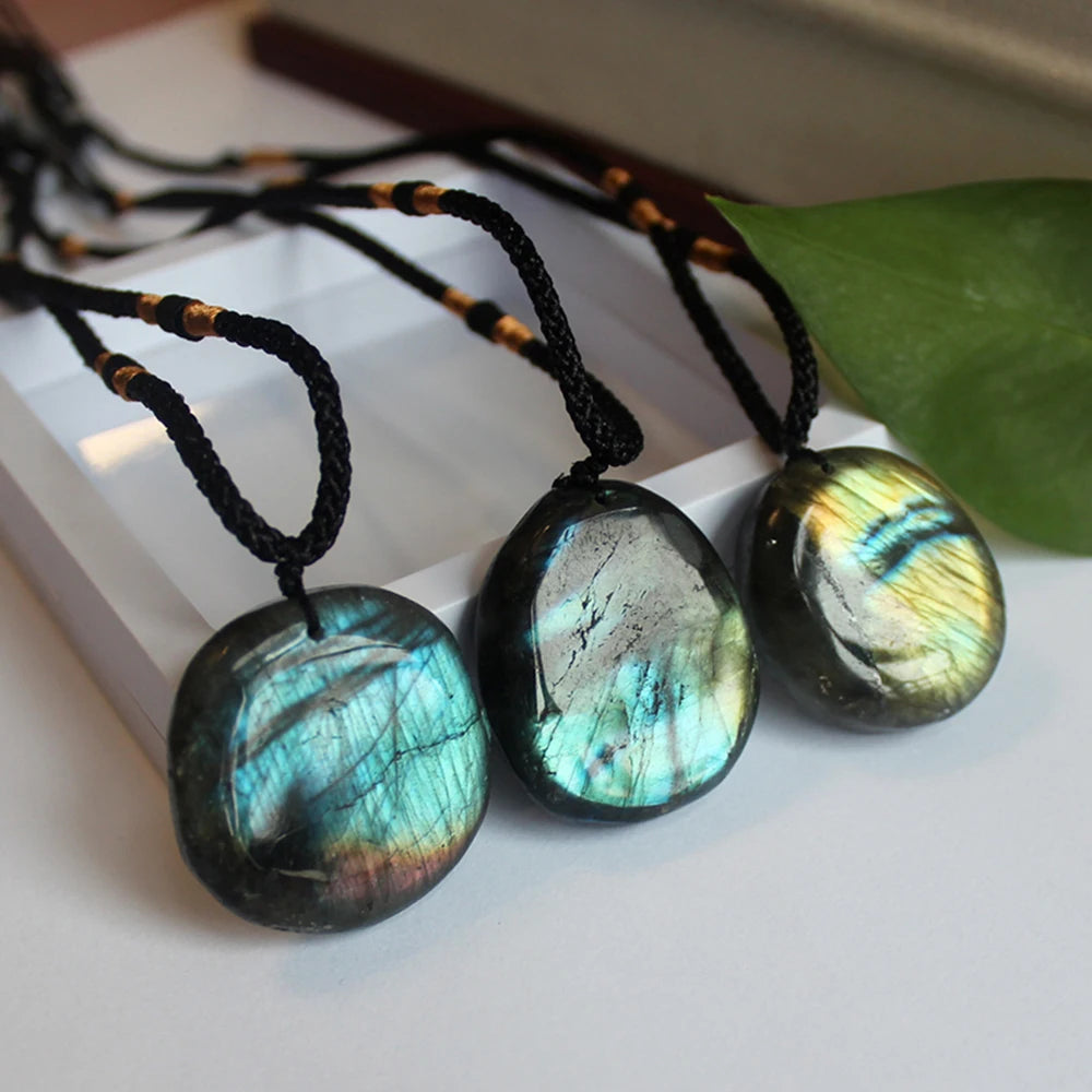 Pendentif labradorite forme coeur labradorescence dorée et verte visible