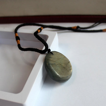 Pendentif labradorite naturelle dans écrin de protection livré avec le collier