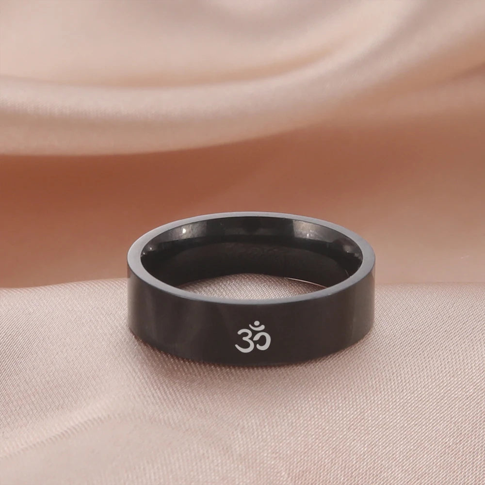 Bague Om bouddhiste taille 9, comparaison avec main masculine et féminine