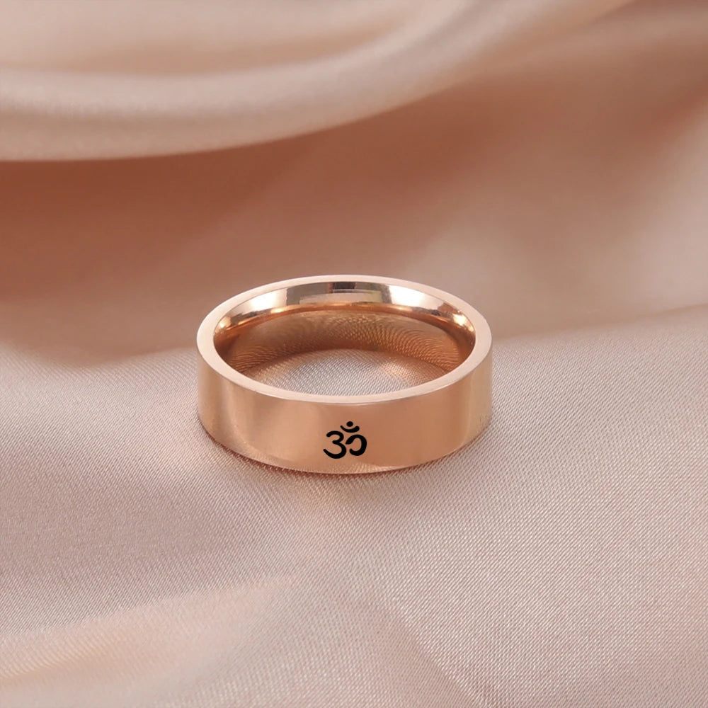 Bague Om en acier inoxydable, vue de profil, épaisseur et galbe de la bande