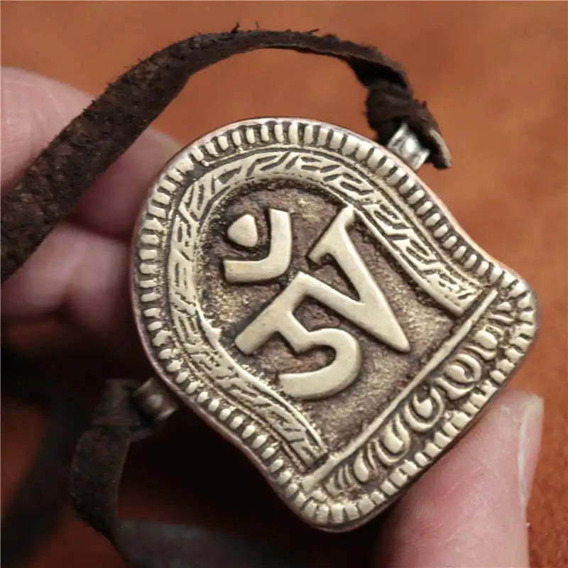 Pendentif amulette tibétaine OM métal anneau suspension mala