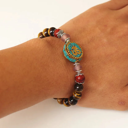 Perles oeil de tigre bracelet bouddhiste tibétain gros plan texture fibreuse