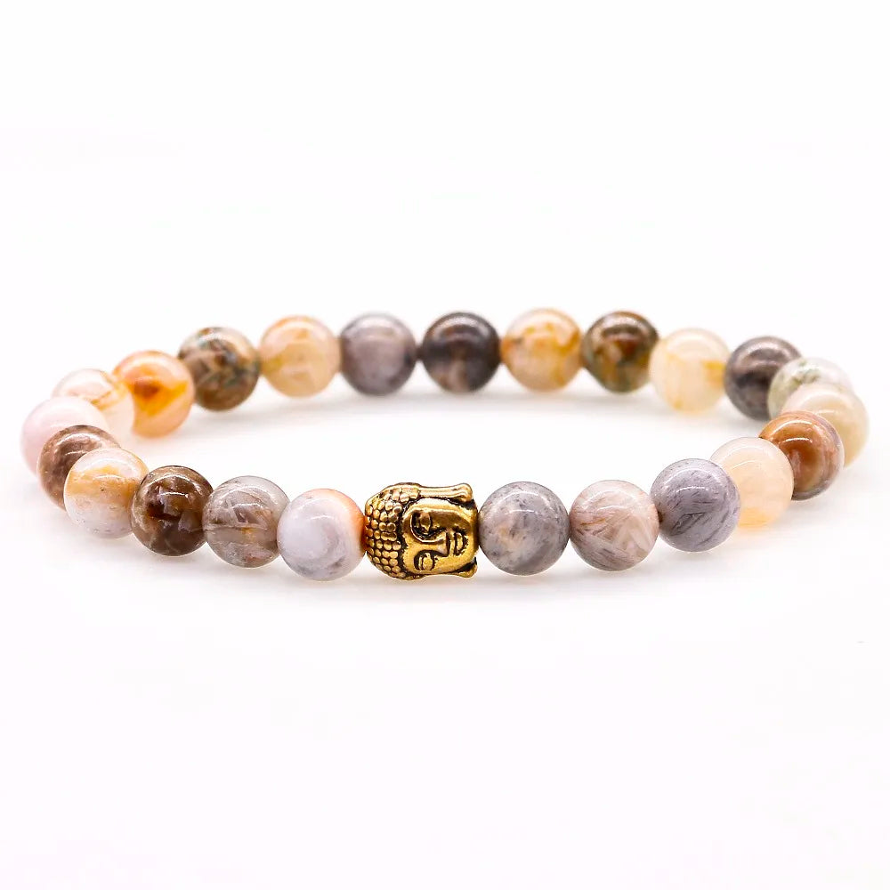 Bracelet agate Bouddha porté au poignet, veinures naturelles visibles sur les perles