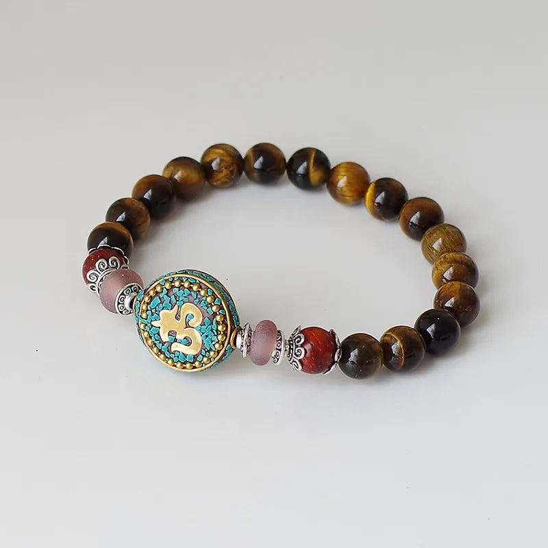 Bracelet bouddhiste oeil de tigre symbole Om cordelette ajustable vue de face