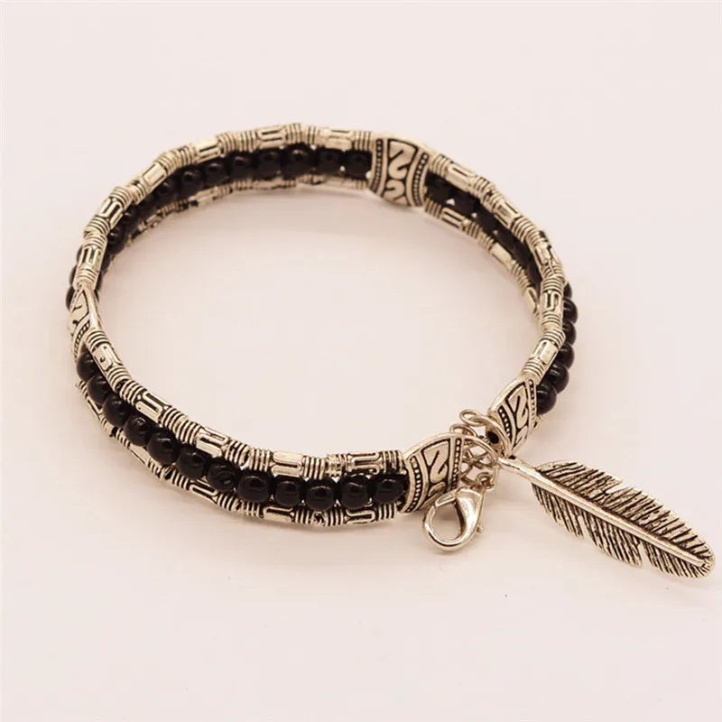 Bracelet bouddhiste tibétain vintage femme porté au poignet vue rapprochée