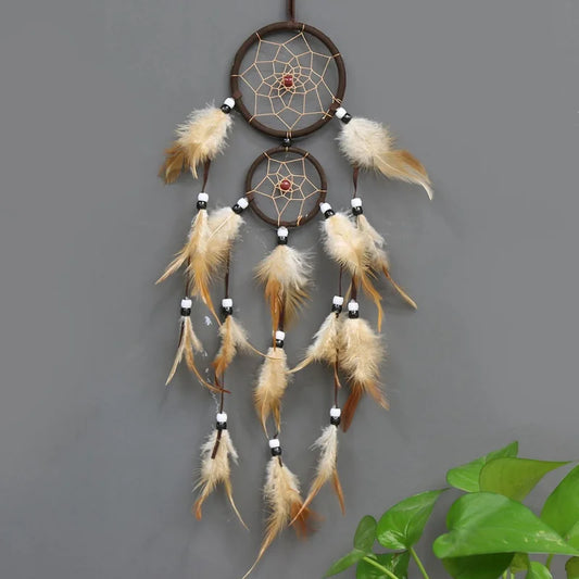 Attrape-rêve avec plume marron suspendu, symbolique amérindienne ojibwée, anneau tressé et plumes tombantes