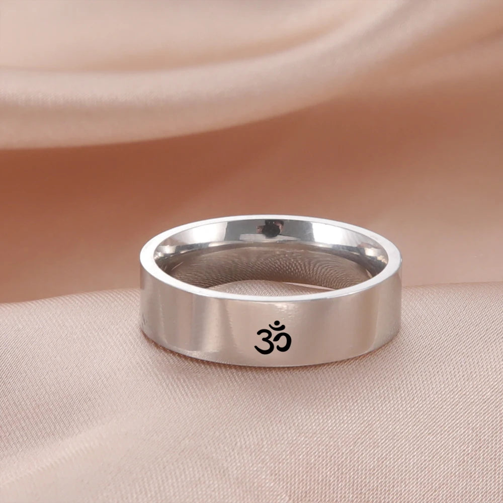 Bague Om acier inoxydable plaqué or, cinq tailles disponibles de 7 à 11
