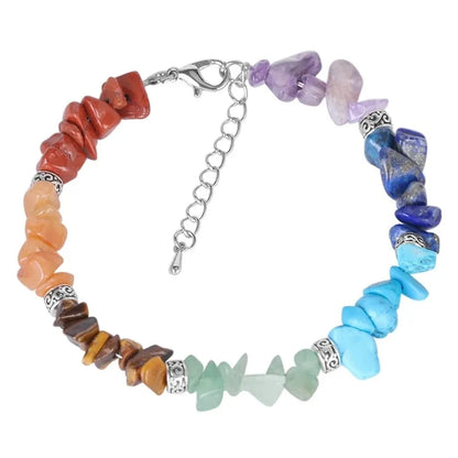 Bracelet baroque 7 chakras en pierres naturelles, perles irrégulières colorées sur fond clair
