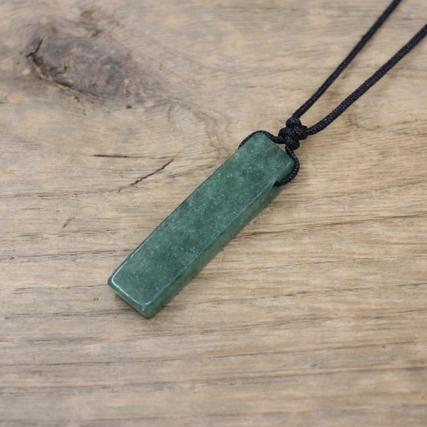 Collier pierre naturelle porté au cou vue lifestyle quotidien