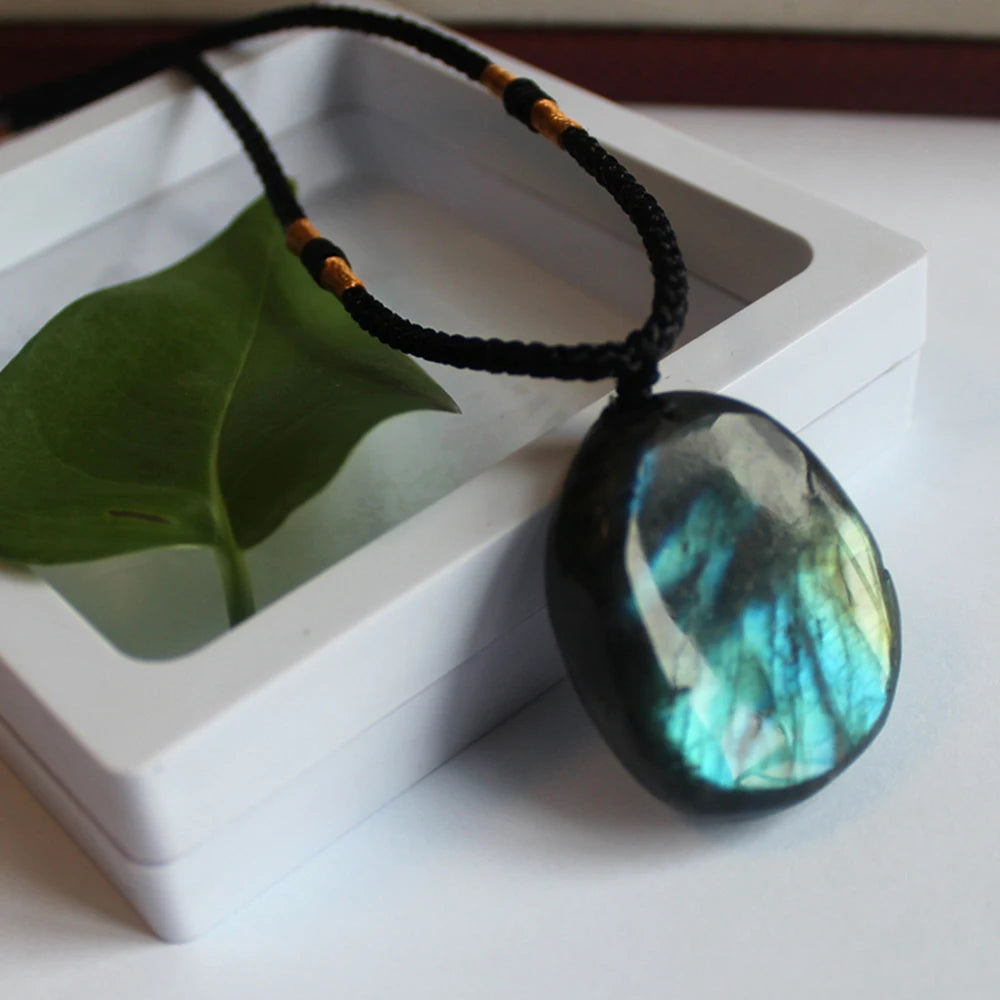 Collier pendentif labradorite ronde polie reflets bleutés sur fond clair