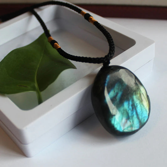Collier pendentif labradorite ronde polie reflets bleutés sur fond clair