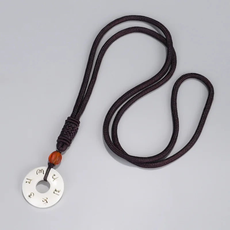 Pendentif tibétain ivoire détail gravure iconographique bouddhiste tibétain