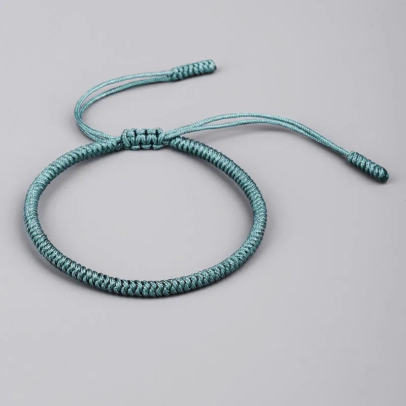 Bracelet tibétain noir, vue de face sur fond neutre