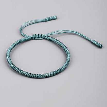Bracelet tibétain noir, vue de face sur fond neutre