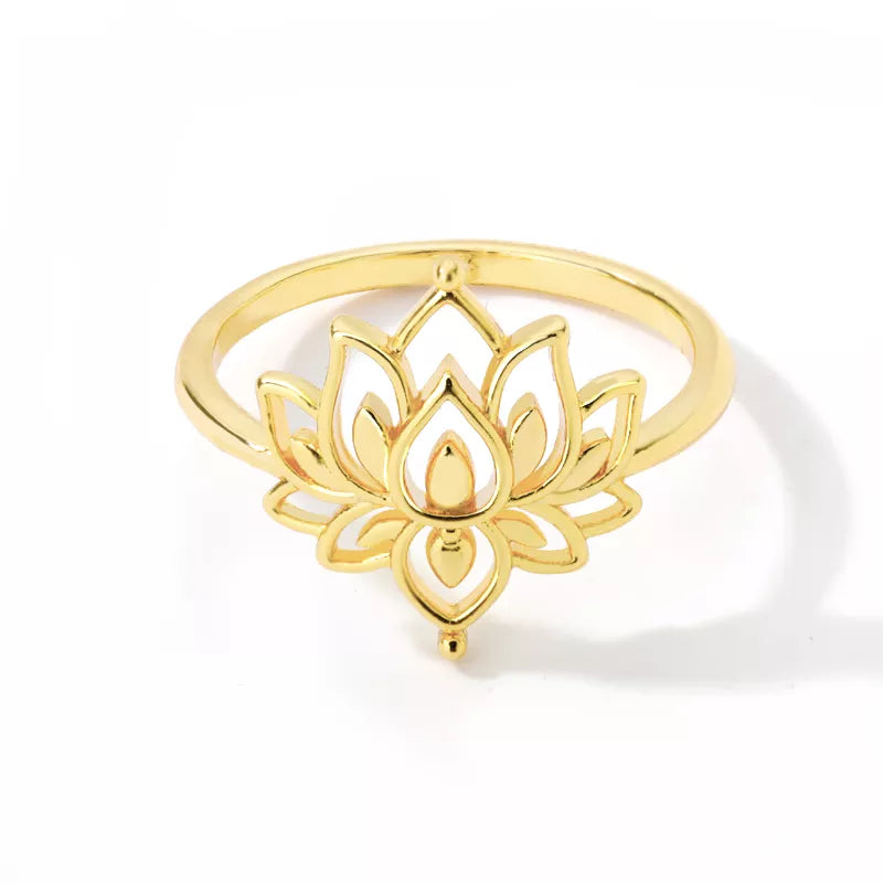 Détail gravure lotus sur bague en acier inoxydable, vue de face