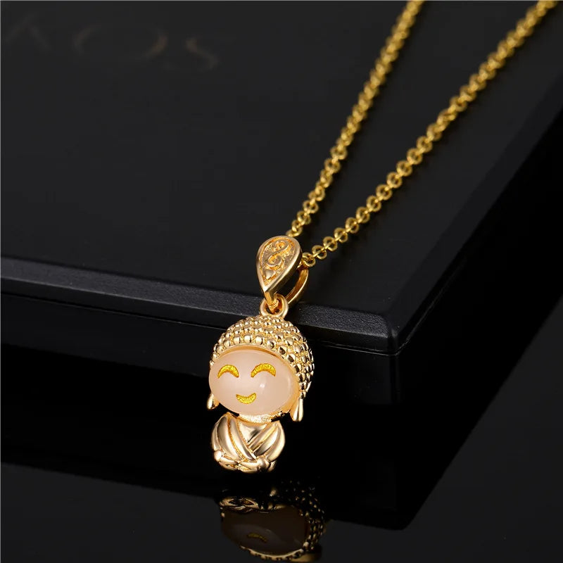 Détail finition dorée pendentif Bouddha assis bijou bouddhiste femme
