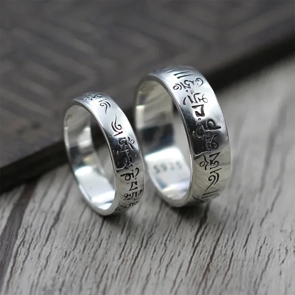 Bague tibétaine en argent portée au doigt, largeur 5 mm