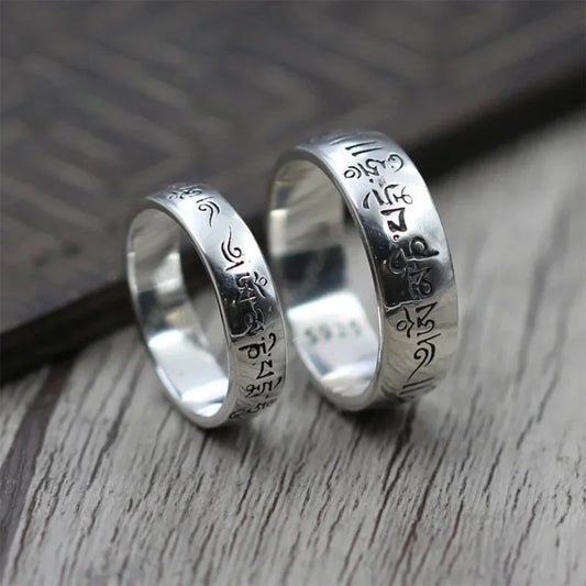 Bague tibétaine en argent portée au doigt, largeur 5 mm