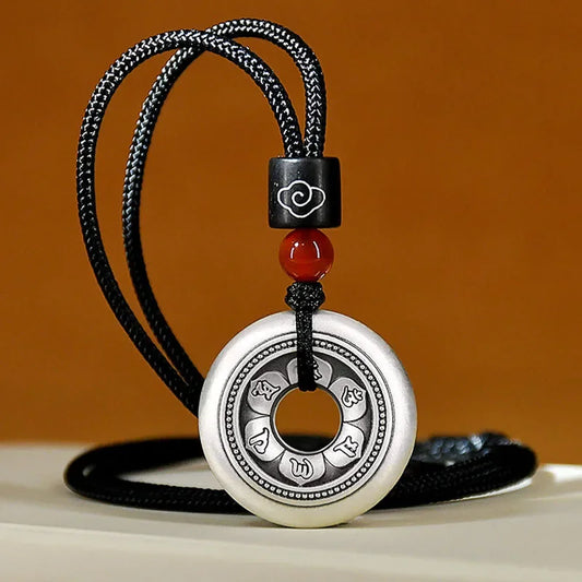 Pendentif Om en argent, vue face, graphie sanskrite classique sur métal argenté