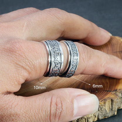 Détail de la gravure du mantra Om Mani Padme Hum sur la bague bouddhiste en argent sterling